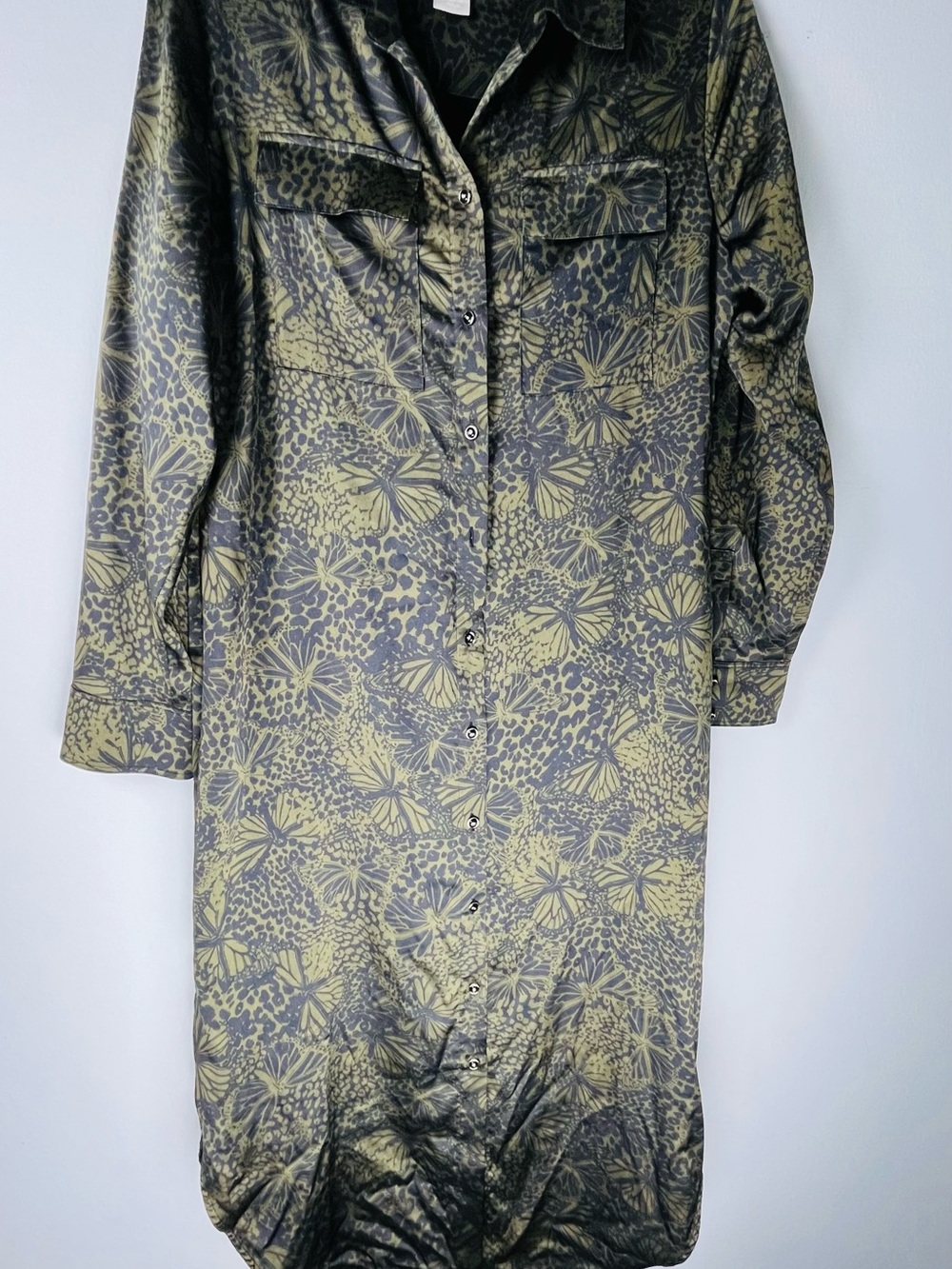 Label on patterned women's top